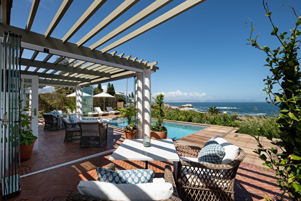 Luxury suite in Hermanus with a view of whales for a perfect holiday in Africa